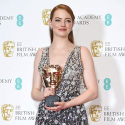 Emma Stone con su galardón de los Premios Bafta 2017