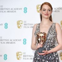 Emma Stone con su galardón de los Premios Bafta 2017