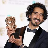 Dev Patel con su galardón los Premios Bafta 2017