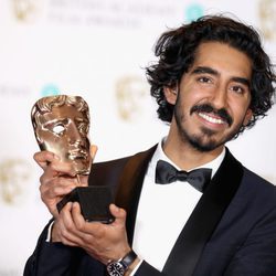 Dev Patel con su galardón los Premios Bafta 2017