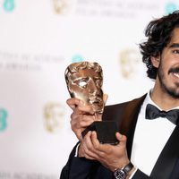 Dev Patel con su galardón los Premios Bafta 2017