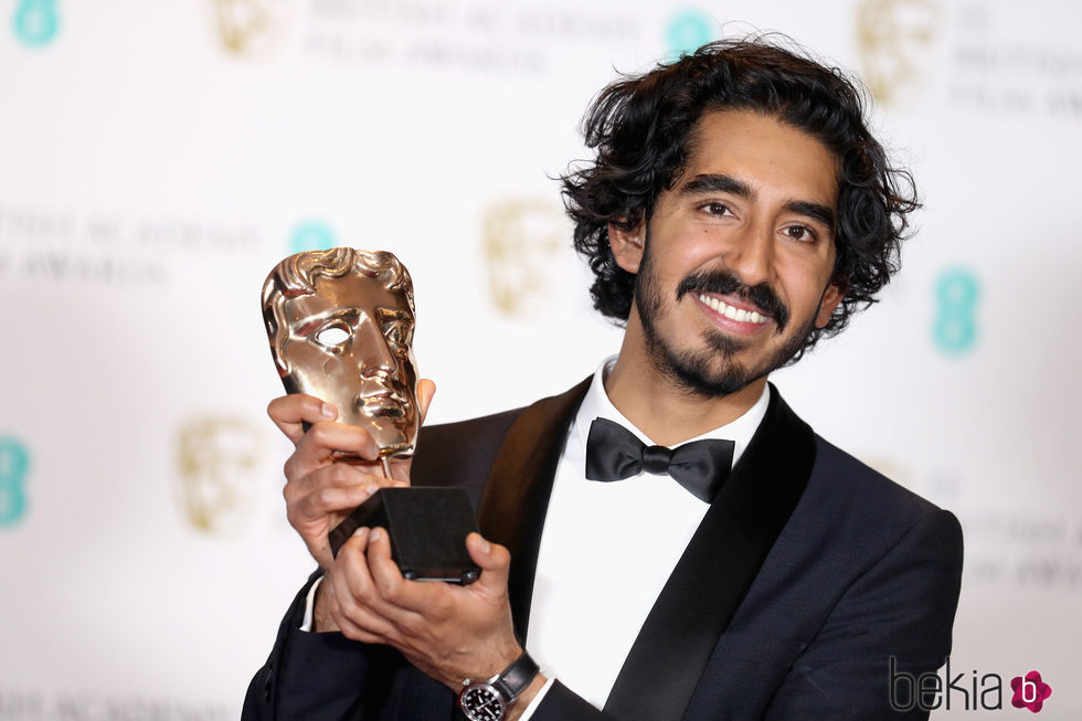 Dev Patel con su galardón los Premios Bafta 2017