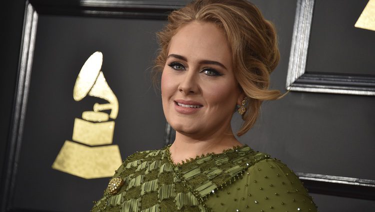 Adele en la alfombra roja de los Premios Grammy 2017