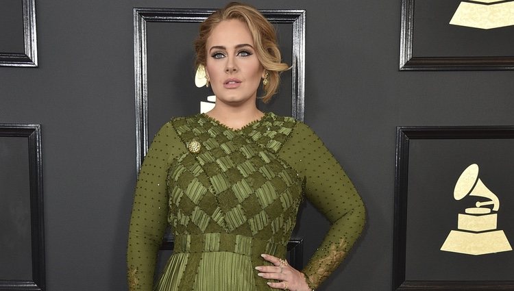 Adele luciendo un espectacular vestido verde en los Premios Grammy 2017