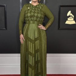 Adele luciendo un espectacular vestido verde en los Premios Grammy 2017