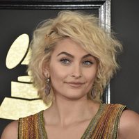 Paris Jackson en la alfombra roja de los Premios Grammy 2017