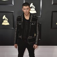 Nick Jonas en la alfombra roja de los Premios Grammy 2017