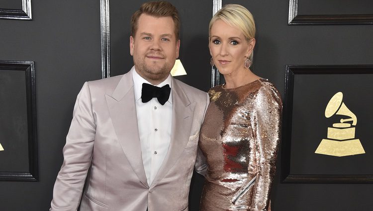 James Corden junto a Julia Carey en la alfombra roja de los Premios Grammy 2017