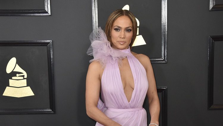 Jennifer Lopez en la alfombra roja de los Premios Grammy 2017