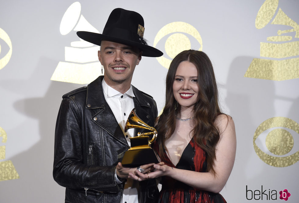 Jesse & Joy con su premio en los Premios Grammy 2017