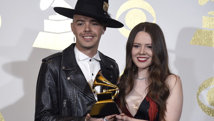 Jesse & Joy con su premio en los Premios Grammy 2017