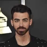 Joe Jonas en la alfombra roja de los Premios Grammy 2017