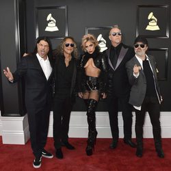 Lady Gaga y el grupo Metallica en la alfombra roja de los Premios Grammy 2017