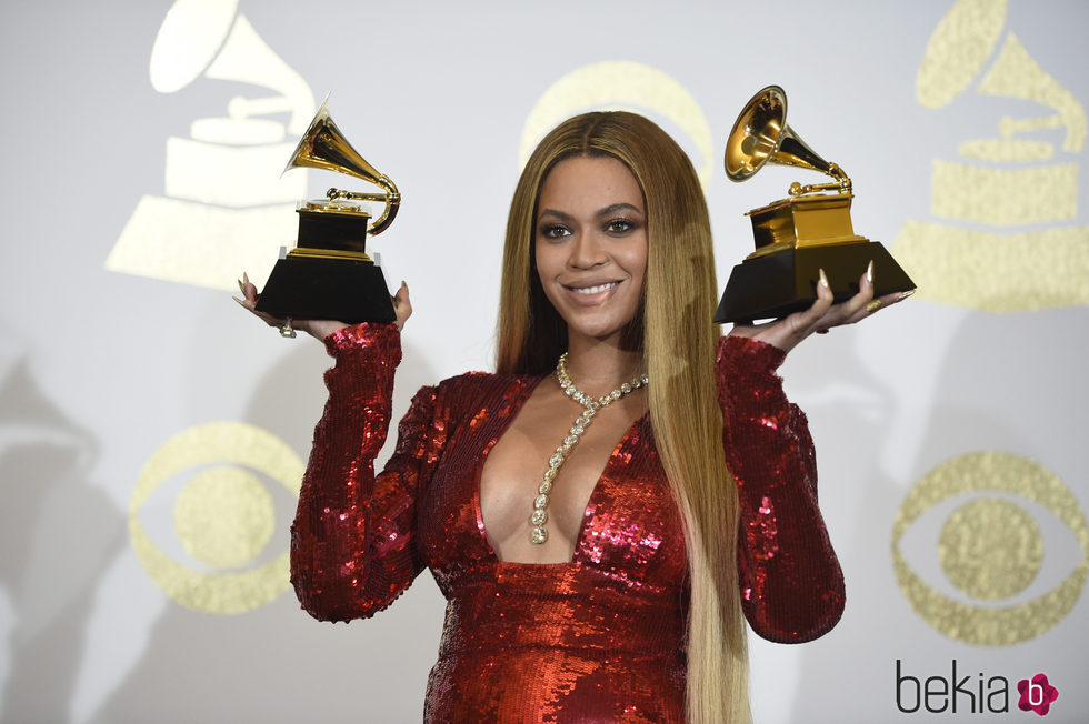 Beyoncé con sus dos premios Grammy 2017