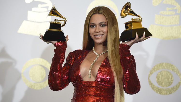 Beyoncé con sus dos premios Grammy 2017