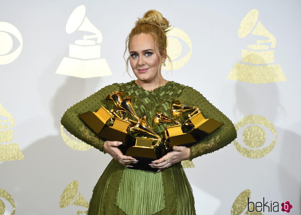 Adele con sus cinco trofeos en los Premios Grammy 2017