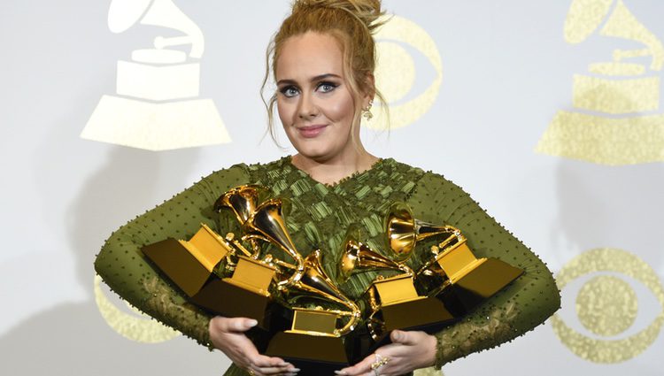 Adele con sus cinco trofeos en los Premios Grammy 2017