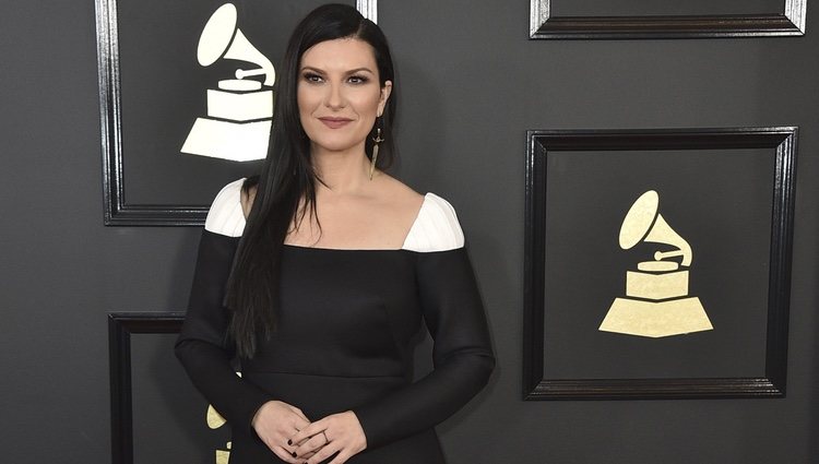 Laura Pausini en la alfombra roja de los Premios Grammy 2017