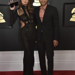 John Legend y Chrissy Teigen en la alfombra roja de los Premios Grammy 2017