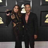 John Legend y Chrissy Teigen en la alfombra roja de los Premios Grammy 2017