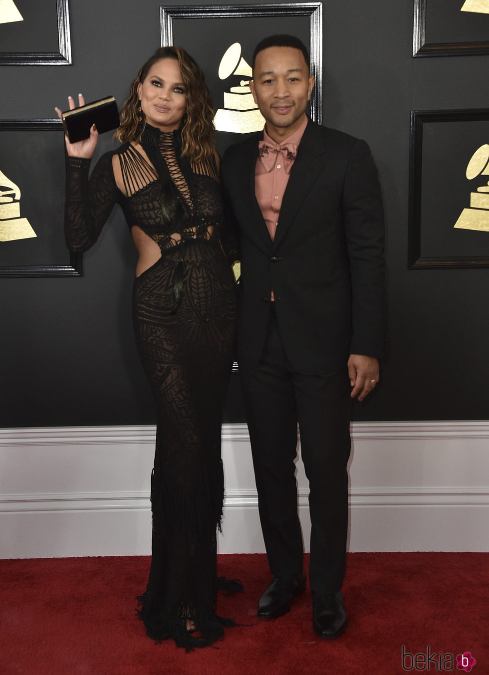 John Legend y Chrissy Teigen en la alfombra roja de los Premios Grammy 2017