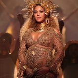 Beyoncé luciendo embarazo en su actuación en los Premios Grammy 2017