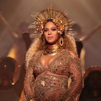 Beyoncé luciendo embarazo en su actuación en los Premios Grammy 2017