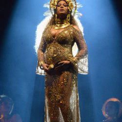 Beyoncé mostrando su abultada barriguita en los Premios Grammy 2017