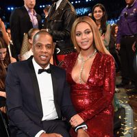 Beyoncé posando junto a Jay Z en los Premios Grammy 2017