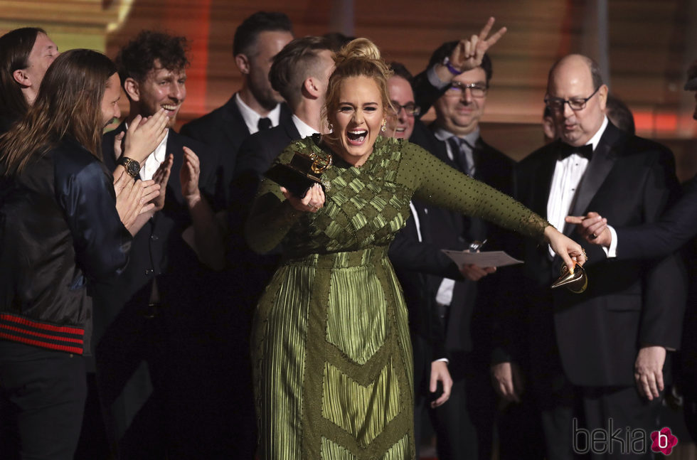 Adele muy emocionada con uno de sus Premios Grammy 2017