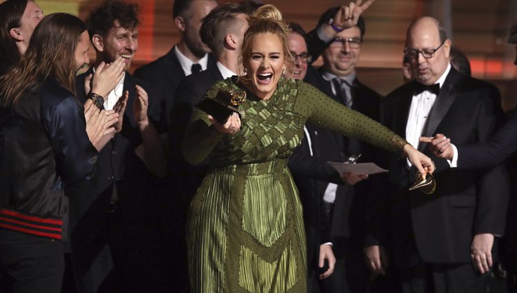 Adele muy emocionada con uno de sus Premios Grammy 2017