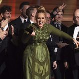 Adele muy emocionada con uno de sus Premios Grammy 2017