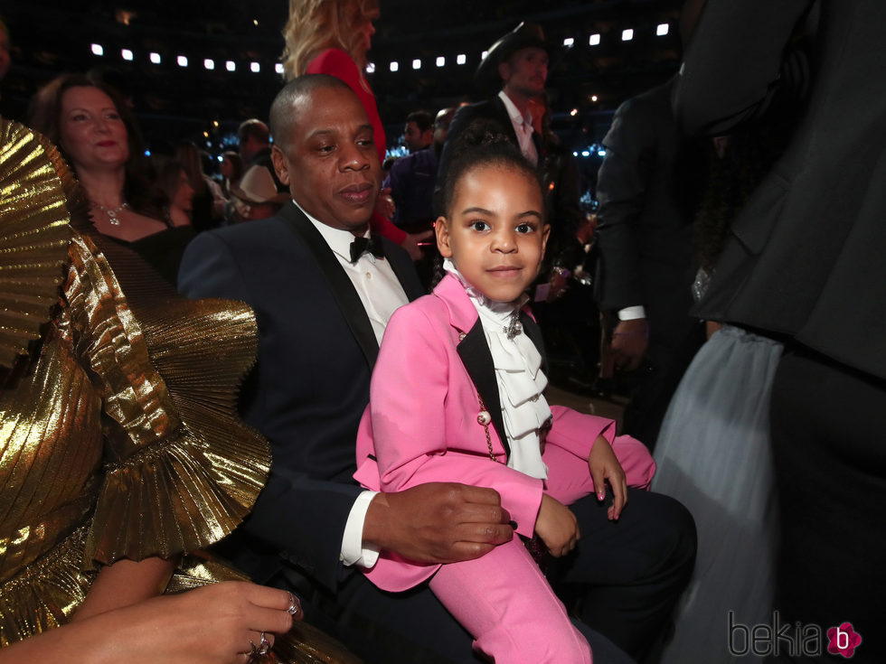 Blue Ivy acompañada de Jay Z en lso Premios Grammy 2017