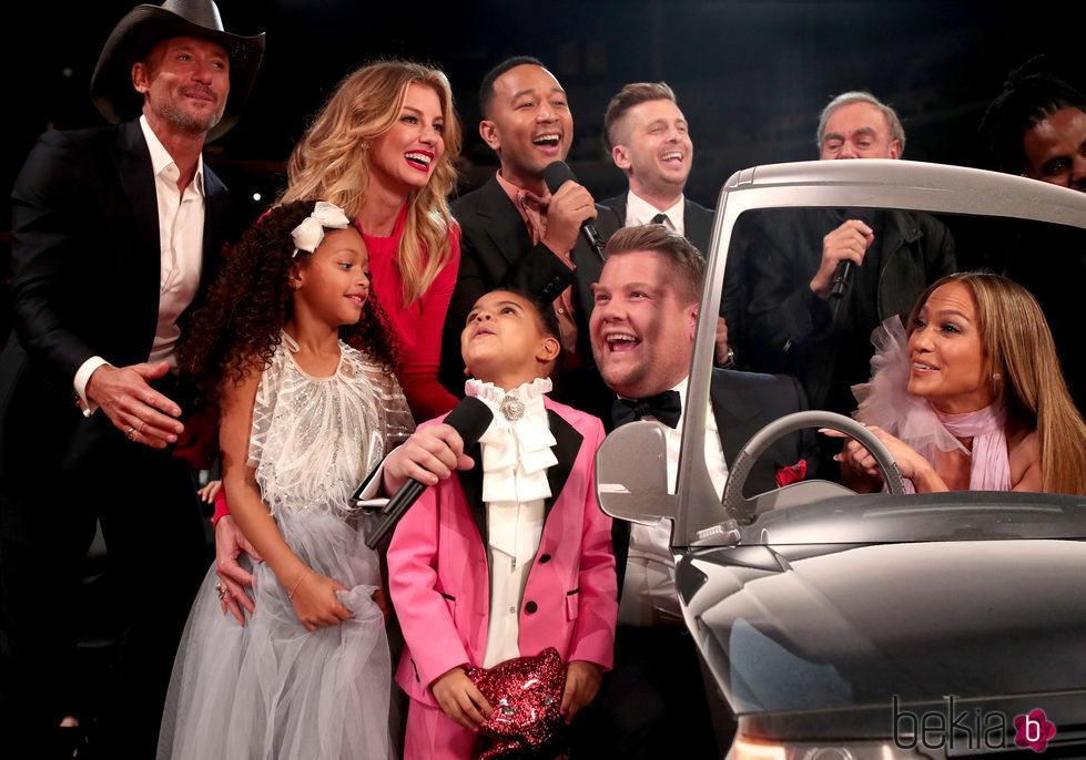 Blue Ivy divirtiéndose con James Corden y otros artistas en los Grammy 2017