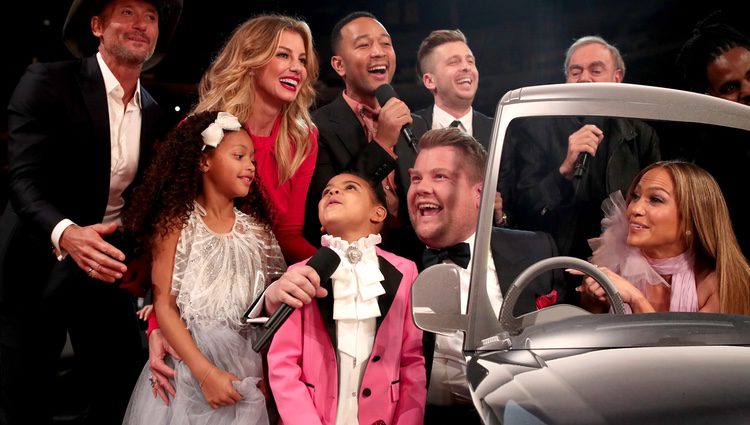 Blue Ivy divirtiéndose con James Corden y otros artistas en los Grammy 2017