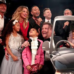 Blue Ivy divirtiéndose con James Corden y otros artistas en los Grammy 2017