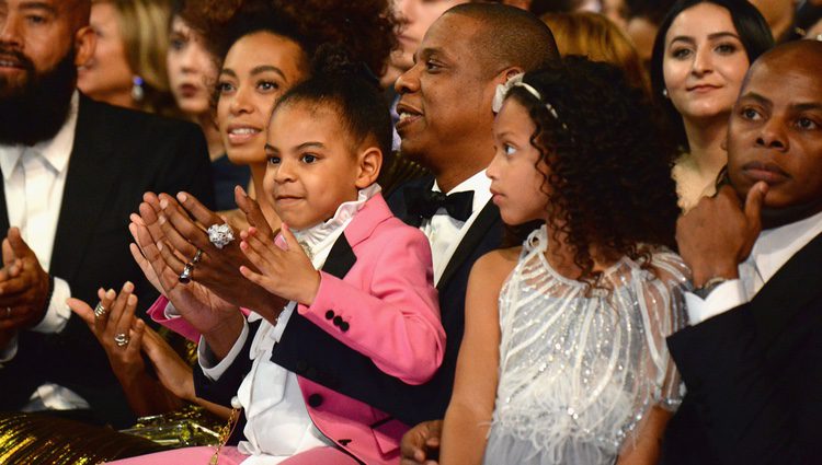 Blue Ivy aplaude el espectáculo de su madre en los Grammy 2017