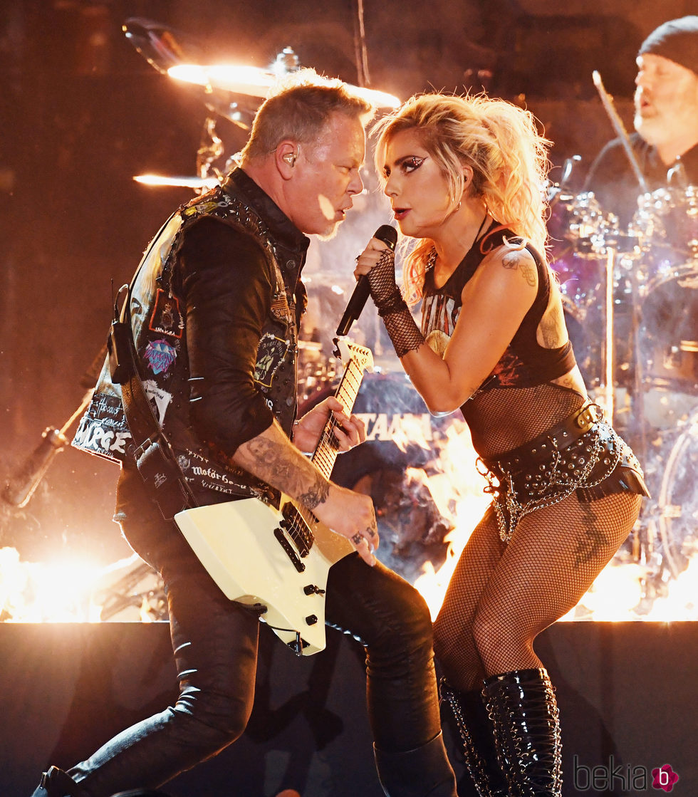 Lady Gaga realizando un dueto con Metallica en los Premios Grammy 2017