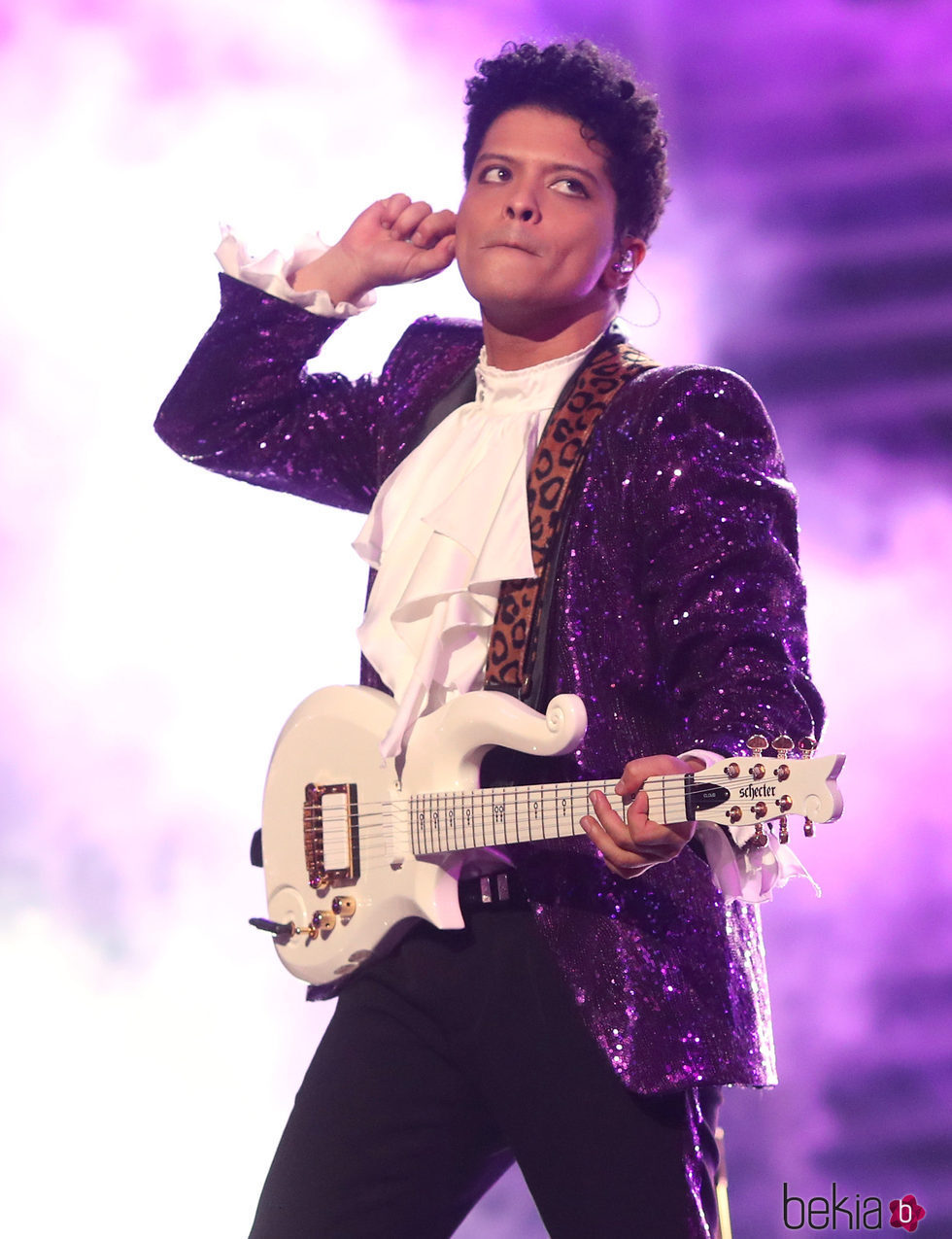 Bruno Mars rindiendo homenaje a Prince en los Premios Grammy 2017