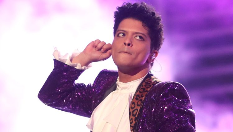 Bruno Mars rindiendo homenaje a Prince en los Premios Grammy 2017