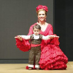 Beatriz Trapote desfilando en la Pasarela Flamenca de Jerez con su hijo Víctor Janeiro Jr