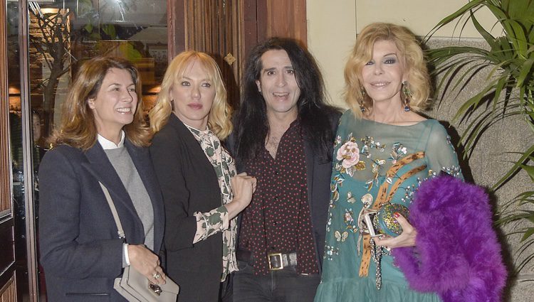 Bibiana Fernández con Ana García-Siñeriz, Topacio Fresh y Mario Vaquerizo en la fiesta de su 63 cumpleaños