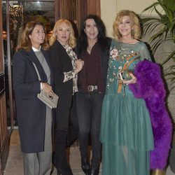 Bibiana Fernández con Ana García-Siñeriz, Topacio Fresh y Mario Vaquerizo en la fiesta de su 63 cumpleaños