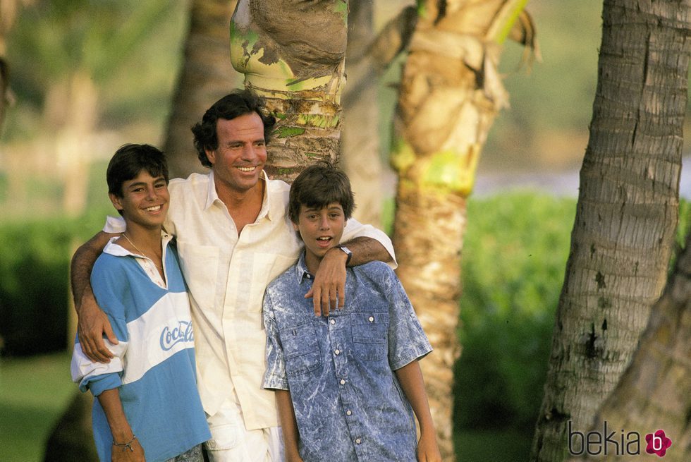 Julio Iglesias con Enrique Iglesias y Julio Iglesias Jr.