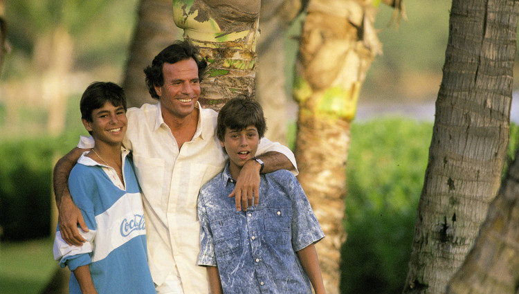 Julio Iglesias con Enrique Iglesias y Julio Iglesias Jr.