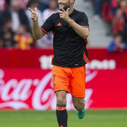 Mario Suárez durante un partido de fútbol del Valencia