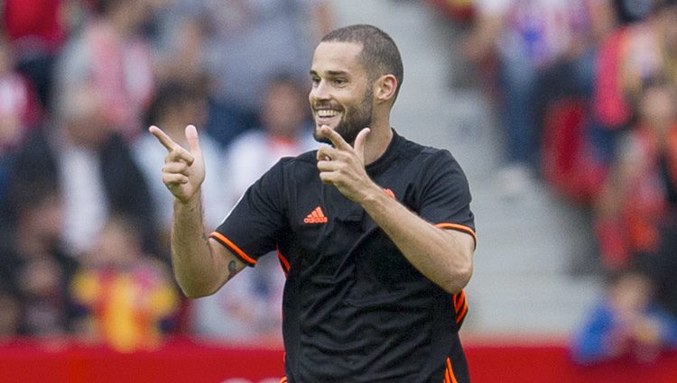 Mario Suárez durante un partido de fútbol del Valencia