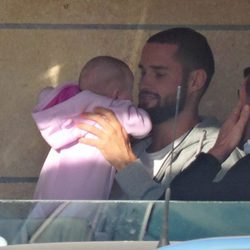 Mario Suárez con su hija Matilda en brazos durante una visita a Mallorca