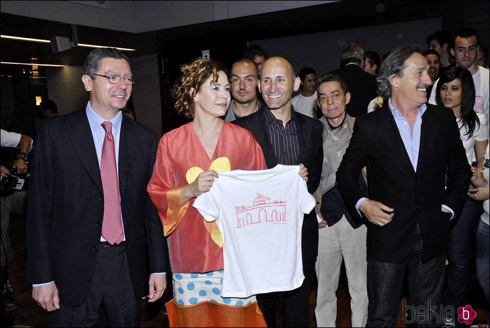 Alberto Ruiz Gallardón y Ágatha Ruiz de la Prada con otras personas en un evento