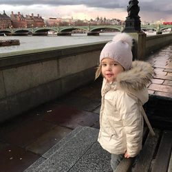 Leonor de Suecia junto al río Támesis durante un paseo por Londres